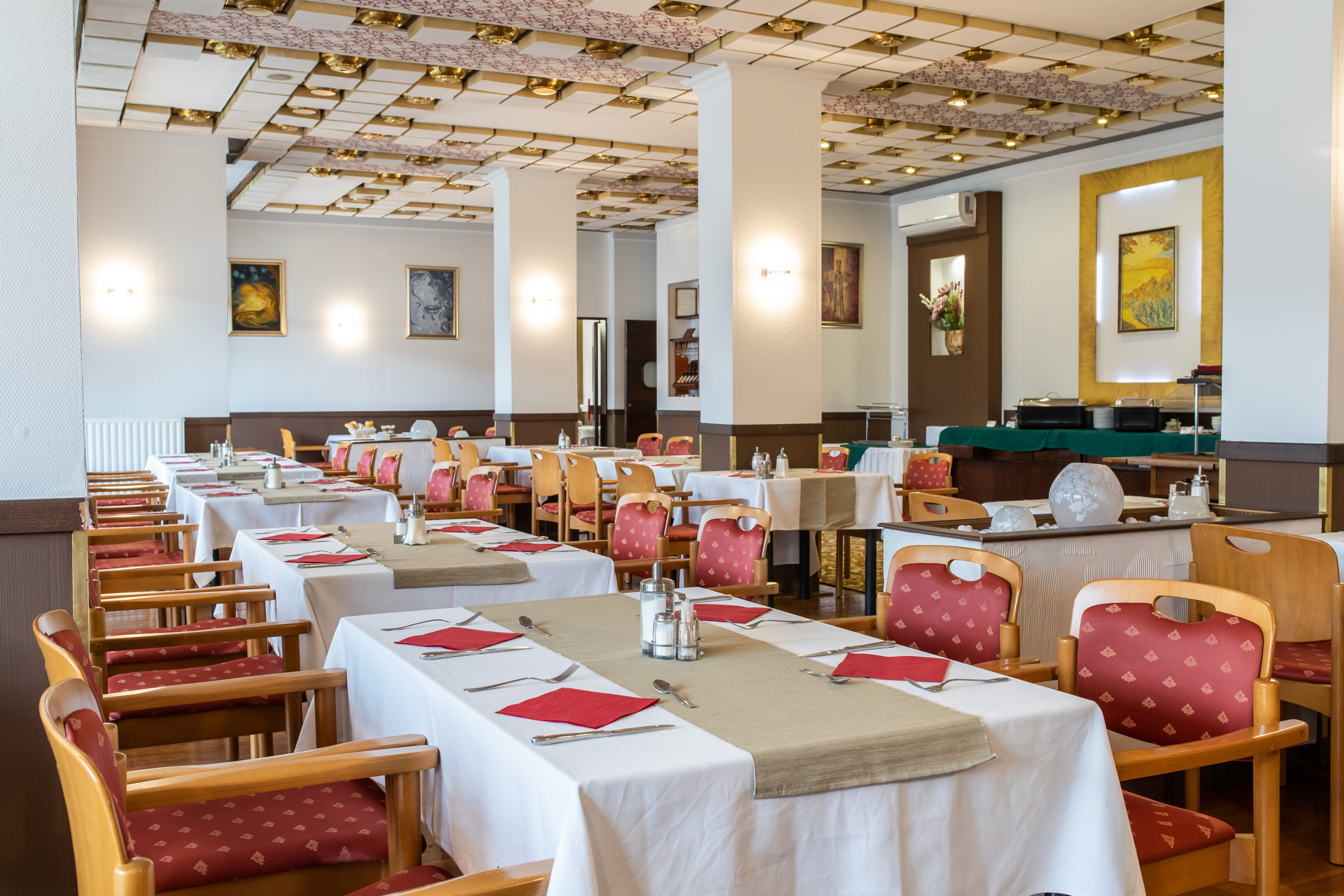 A Hotel Árpád étterme terítve